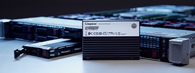 Zwei Kingston DC3000ME SSDs, eine aufrecht, die andere flach vor einem Server-Rack auf einem Tisch