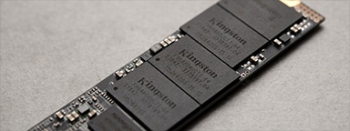 Nahaufnahme der Chips auf einer Kingston NVMe-SSD