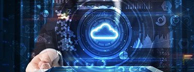 Ein Mann in einem Serverraum, der ein Tablet mit einer 2D-Cloud-Technologie und einer Diagrammillustration in der Hand hält, die auf dem Bildschirm erscheint