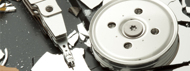 Un plateau de disque dur cassé