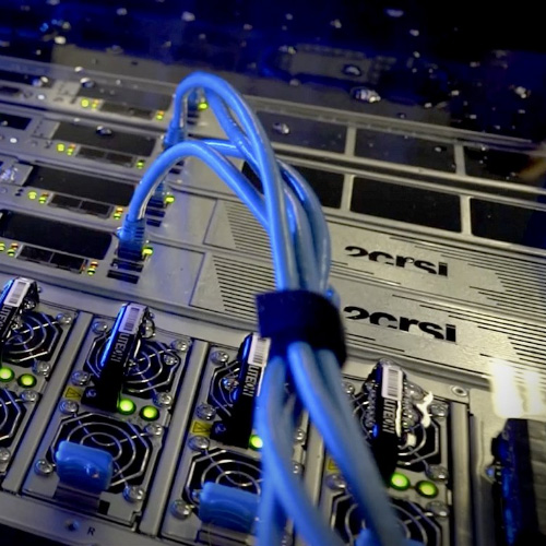 2CRSi-Server in Emersionskühlflüssigkeit