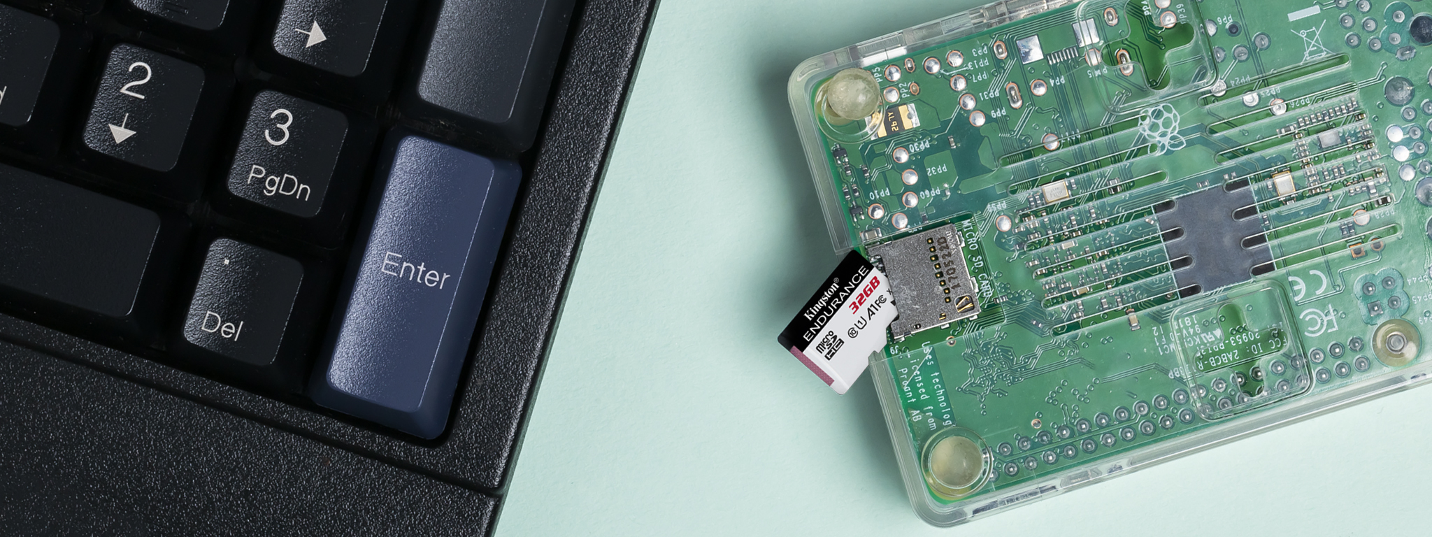 Computadora Raspberry Pi de una sola placa con una microSD Kingston junto a un teclado